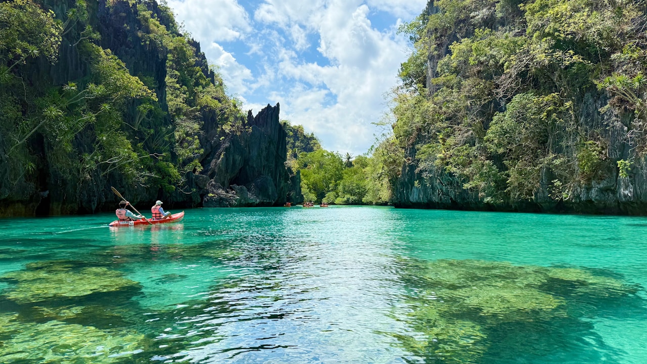 Turquoise lagoon and limestone cliffs in El Nido, Palawan